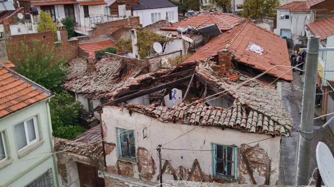 Balıkesir’i fırtına vurdu, çatılar uçtu 1